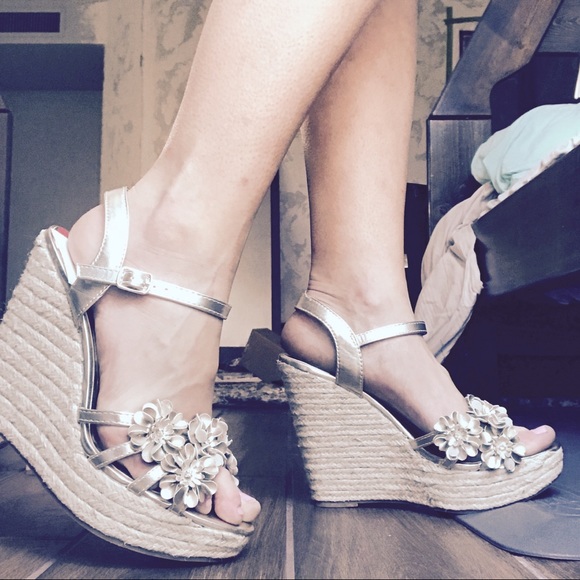 NWT Carlos gold wedges floral embellished size 10 - Picture 5 of 6